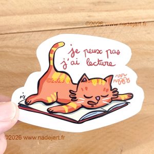 sticker en vynil blanc brillant avec un chat sur un livre ©2026 www.nadejart.fr
