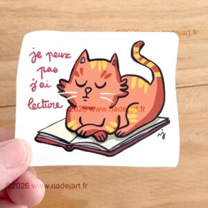 sticker en vynil blanc brillant avec un chat sur un livre ©2026 www.nadejart.fr