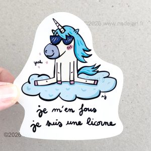 sticker en vynil blanc brillant avec une licorne avec une crinière bleue assise sur un nuage et une phrase d'humour ©2026 www.nadejart.fr