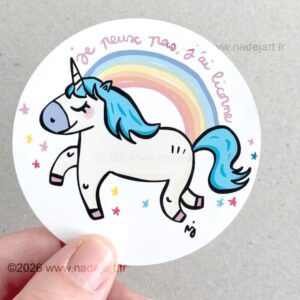 sticker en vynil blanc brillant avec une licorne avec une crinière bleue et un arc en ciel et une phrase d'humour ©2026 www.nadejart.fr