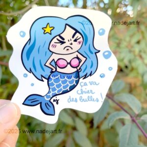 sticker en vynil blanc brillant avec une sirène avec des cheveux bleus et une phrase d'humour ©2026 www.nadejart.fr