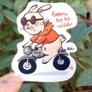sticker en vynil blanc brillant avec un lapin sur une moto et une phrase d'humour ©2026 www.nadejart.fr