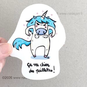 sticker en vynil blanc brillant avec une licorne avec une crinière bleue et une phrase d'humour sur les paillettes ©2026 www.nadejart.fr