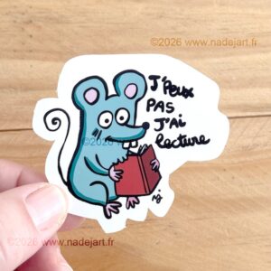 sticker en vynil blanc brillant avec une souris qui mange un livre ©2026 www.nadejart.fr