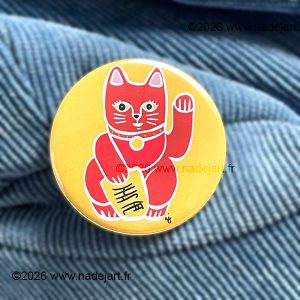 pin's badge porte bonheur maneki neko rouge