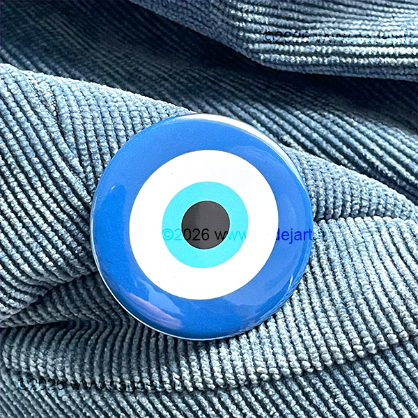 pin's badge porte-bonheur oeil bleu