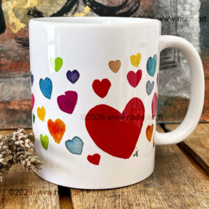 tasse en céramique blanche avec des cœurs de toutes les couleurs