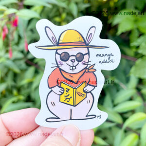 grand sticker en vynil blanc avec un lapin style humour qui lit un manga ©2026 www.nadejart.fr