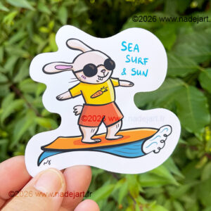 grand sticker en vynil blanc avec un lapin style humour qui fait du surf©2026 www.nadejart.fr