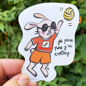 grand sticker en vynil blanc avec un lapin style humour qui joue au volley©2026 www.nadejart.fr
