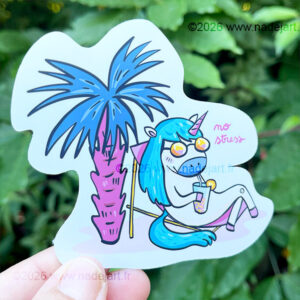 grand sticker en vynil blanc avec une licorne avec une crinière bleue et qui sirote sous un palmier ©2026 www.nadejart.fr