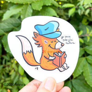 grand sticker en vynil blanc avec un renard style humour qui lit un livre ©2026 www.nadejart.fr