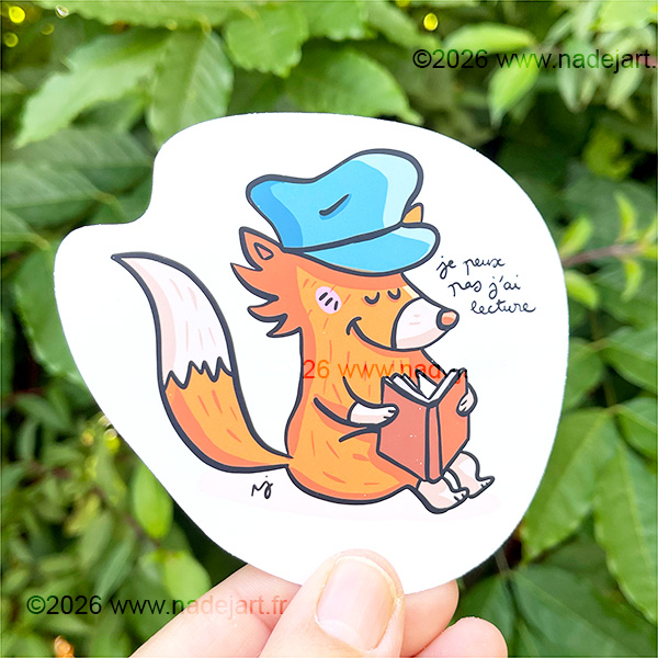 grand sticker en vynil blanc avec un renard style humour qui lit un livre ©2026 www.nadejart.fr