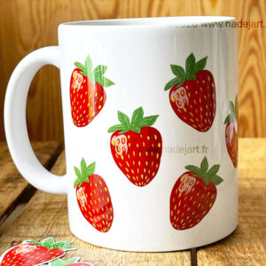tasse en céramique blanche avec des fraises ©2026 www.nadejart.fr