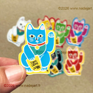 sticker en vynil blanc avec chat maneki neko artiste indépendant ©2026 www.nadejart.fr