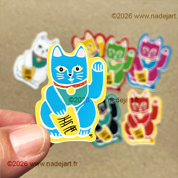 sticker en vynil blanc avec chat maneki neko artiste indépendant ©2026 www.nadejart.fr