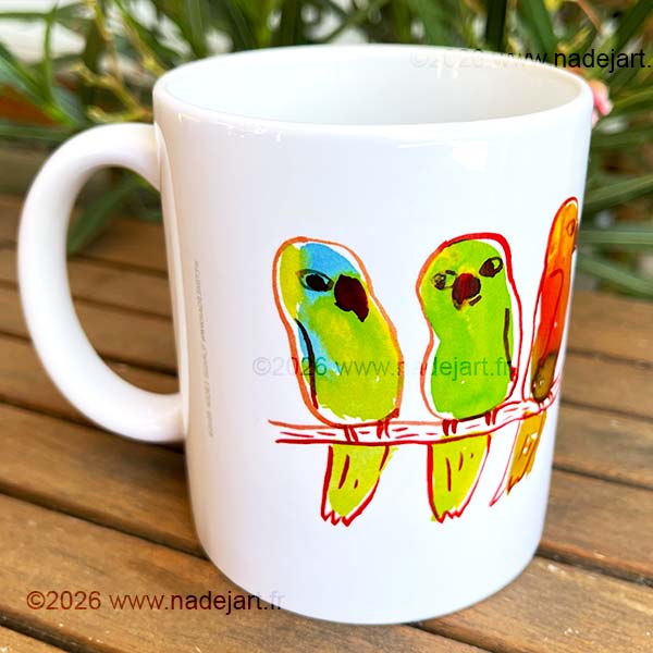 tasse en céramique blanche avec des oiseaux colorés ©2026 www.nadejart.fr