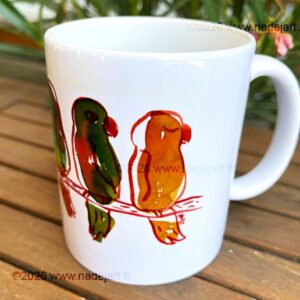 tasse en céramique blanche avec des oiseaux colorés ©2026 www.nadejart.fr