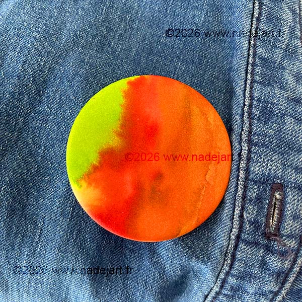 badge bijou en papier nuances de rouge peint à la main pièce unique ©2026 www.nadejart.fr