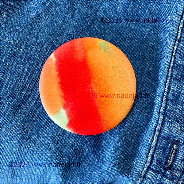 badge bijou en papier nuances très rouges peint à la main pièce unique ©2026 www.nadejart.fr
