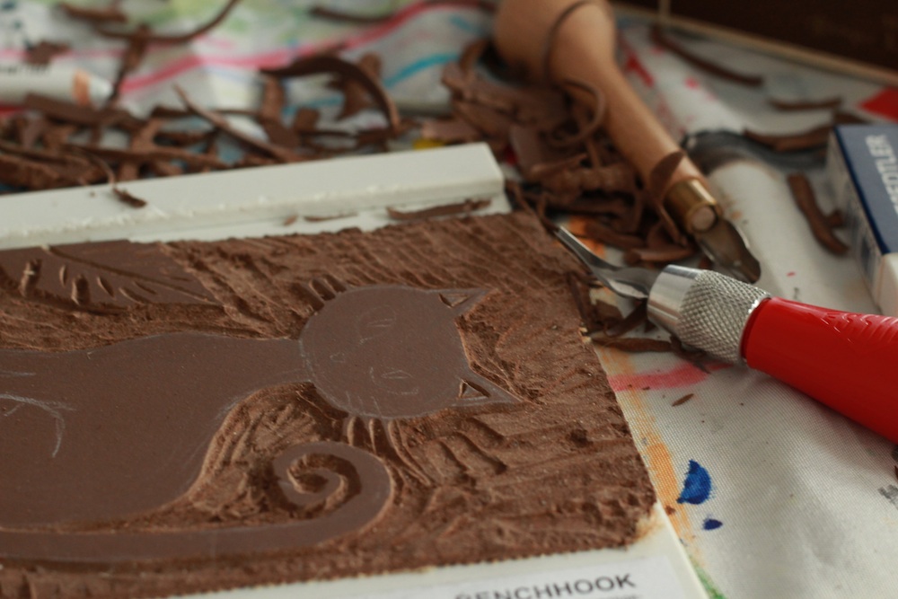 une plaque de linogrvure en plein travail